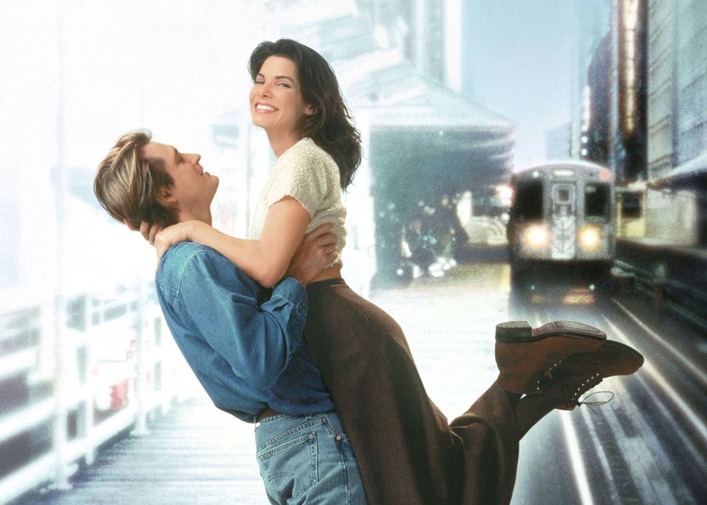 \"Докато ти спеше\" (While You Were Sleeping, 1995)
На пръв поглед това е класическата романтична комедия - построена върху една голяма лъжа. Не така стоят нещата, когато Сандра Бълок е във форма. Това е един от редките такива случаи. Тя играе Лю