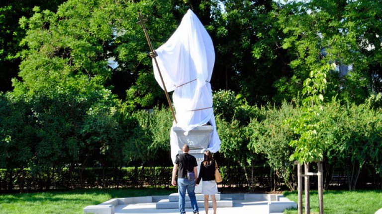 Така изглежда статуята на цар Самуил ден преди церемонията по официалното откриване