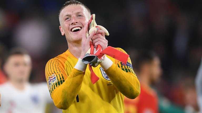 3. Пикфорд е ключов за контраатакуващия стил на Англия
Англия постигна победата с изключително директен футбол и перфектно проведени контраатаки срещу изнесената напред противникова отбрана. Най-основна роля изиграха дългите топки зад защитата, а голямото тактическо оръжие на Гарет Саутгейт се оказа не друг, а вратарят Джордан Пикфорд. Всъщност Пикфорд изигра противоречив мач с няколко доста нестабилни изяви при фундаментални за един страж дейности. Той изпусна една топка на аутлинията и това доведе до корнера, от който Испания отбеляза първия си гол. После се издъни комично и позволи на Родриго да му отнеме топката пред вратата му. Но неговите дълги пасове изработиха първите два гола на Англия: и в двата случая той намери Хари Кейн по прекрасен начин. Особено за първото попадение подаването му разсече на две испанския тим и позволи на Кейн да изведе Стърлинг със също толкова класно изпълнение.