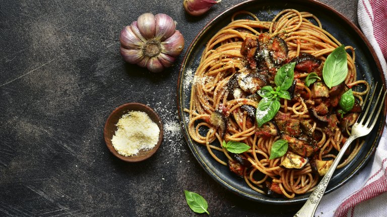 Спагети с патладжан, бекон и пармезанНека използваме патладжаните, докато са още в сезона си, за да приготвим вкусни и сгряващи спагети. Необходим ви е един среден патладжан на кубчета, който запържвате в малко масло в дълбок тиган. Когато покафенее добре го вадите с решетъчна лъжица и на негово място запържвате около 150-200 грама бекон. 
Когато и беконът стане приятно хрупкав, връщате патладжана, добавяте босилек, чесън и лук и наливате 700 милилитра доматен сок. Подправяте със сол и пипер и варите до сгъстяване на соса - 25-30 минути. Накрая разпределяте в дълбоки чинии спагетите, а върху тях - соса и щедро количество пармезан.