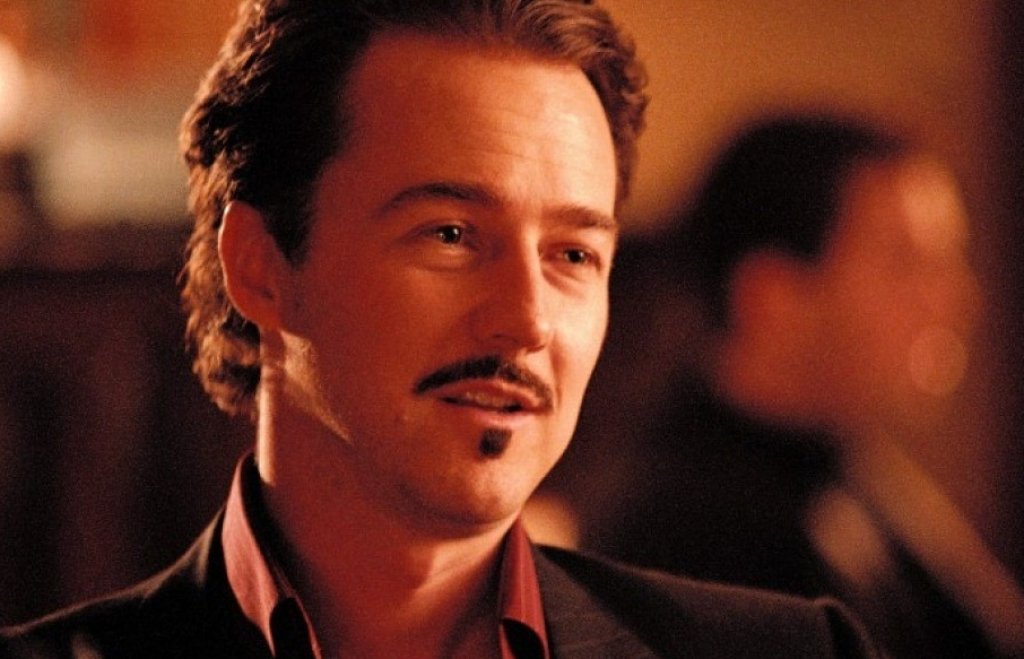 В крайна сметка склонява да участва само в един филм, за който ще получи и по-голямо възнаграждение. Това е "Италианска афера" (The Italian Job) от 2003 г., където си партнира Марк Уолбърг. Макар това също да е проект, към който Нортън няма интерес, от студиото все пак се възползват от договорната клауза да го принудят да вземе ролята на лошия.