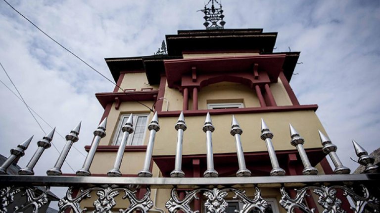 Орнаментите не са най-интересното на тази ограда -  направена е от сребро