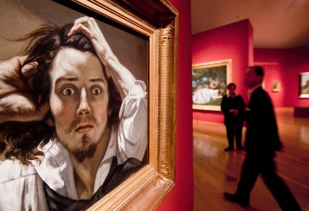 7. Гюстав Курбе, "Автопортрет (Отчаяният)" (1843 - 45)
В момент на романтично веселие, Курбе представя самия себе си като "луд", като лицето му е обзето от екстаз и ужас. Отчаяното състояние на разума му не е позорна болест, а демонстрация на артистична гордост. В традиция, която стига до "Меланхолия" на Дюрер, но придобива нова сила в епохата на романтизма, той слага знак на равенство между гения и безумеца. Това лице на отчаяние е лицето на авангарда от XIX век, рискуващ и дори призоваващ болестта с алкохол и наркотици. Курбе изглежда като герой в някой от разказите на Едгар Алън По, като психиката му се разкрива по начин, от който са очаровани първите художници-модернисти.