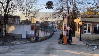 Ивайла Бакалова разказва, че той е искал 100 000 евро, за да бъде пуснат приятелят ѝ от ареста (на снимката: затвореният комплекс, където е извършено убийството)