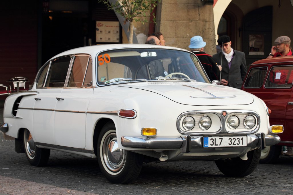 Tatra 603
Тази Tatra е с такъв дизайн, че просто не може да остане незабелязана. Родината ѝ е комунистическа Чехословакия и по-точно - Копршивнице, област Моравия. Автомобилът се води в свръхлуксозен за времето си клас и е достъпен най-вече за партийни величия и техните най-близки приятели.
Tatra 603 има няколко модификации, само че уловката е, че понякога не можете да разберете коя точно от тях е пред очите ви. Фабриката прибира най-старите автомобили, подменя износените им части, променя леко дизайна и ги пуска отново в обращение, което е олицетворение на комунистическия гений в действие.