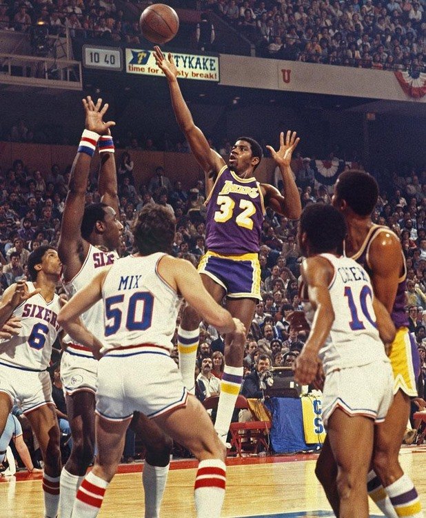 Меджик Джонсън, мач №6, 1980 г.
След контузията на Карийм Абдул Джабар, Меджик заигра като център и вкара 42 точки с 15 борби, за да изведе Лейкърс до победата. А с нея и до първата си титла в НБА, а Джонсън бе новобранец в онзи сезон.