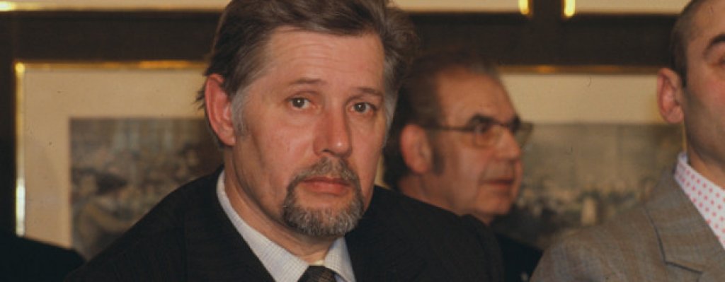 На 22 април 1979 г. двамата сътрудници на Първо главно управление на КГБ Рудолф Черняев и Валдик Енгер са разменени за петима дисиденти - Александър Гинзбург, Едуард Кузнецов, Марк Димшчиц, Валентин Мороз и Георгий Винс (на снимката). 
Кузнецов и Димшчиц са осъдени на смърт за опит за бягство със самолет в Швеция през май 1970 г. (впоследствие присъдата е изменена на 15 години затвор при строг режим), а останалите - за антисъветска дейност.
Разузнавачите Черняев и Енгер са арестувани в Ню Джързи през май 1978 г. при опит да получат секретни документи от тайник на КГБ. Двамата са осъдени в САЩ на 50 години лишаване от свобода.