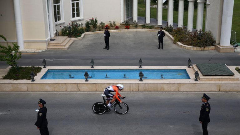 Мерките за сигурност са сериозни, като процесът на акредитиране на журналисти бе много сложен, надминавайки процедурата дори за олимпиадата в Лондон. А всяко състезание се охранява от сериозни части на милицията и военните.