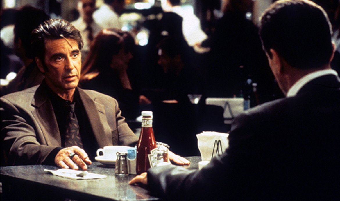 "Жега" (1995)
Ако някой иска великолепен Пачино, филмът на Майкъл Ман е нещото, към което да се обърне. Криминалната драма, която изправя един срещу друг Робърт Де Ниро като майстор обирджия и Ал Пачино като дългогодишен детектив към полицията на Лос Анджелис, който трябва да се справи с крадците. Героя на Де Ниро, е просто великолепен пример за интересен, напрегнат и майсторски филм. 
И именно този сблъсък на персонажи прави филмът толкова силен. От една страна е Нийл Маколи (Де Ниро) - спокоен, контролиращ всичко в живота си и живеещ на ръба между кражбите и публичния живот, който си е изградил. От другата виждаме Винсент Хана – един от най-добрите полицаи, ръководител на отдел "Убийства", който сякаш постоянно е на кокаин и е готов да жертва всичко в живота си, за да хване лошите. А сцената с двамата в бара топли сърцата на милиони фенове по света. 
