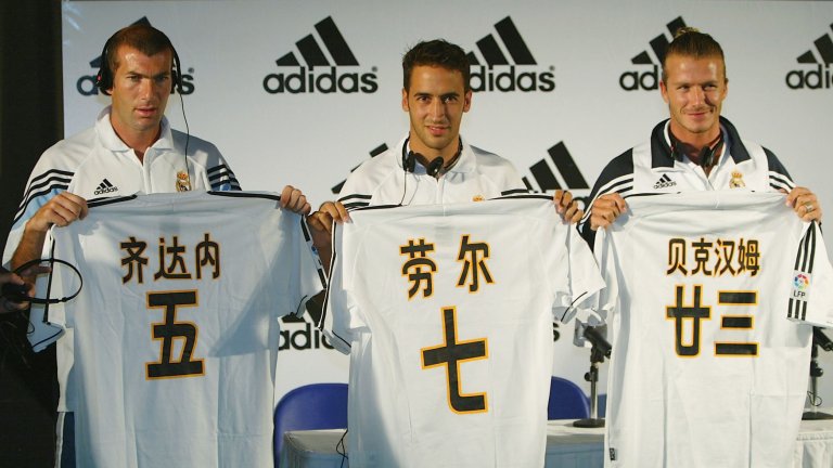 В рамките на осем дни Реал изигра четири приятелски срещи в четири различни страни: Китай, Япония, Хонконг и Тайланд. Азаиатското турне на "кралете" приличаше повече на музикално турне на рок банда отколкото на подготовка за предстоящия сезон.
"Бяхме като "Бийтълс", спомня си Фиго в интервю за официалния сайт на УЕФА през 2015 г.