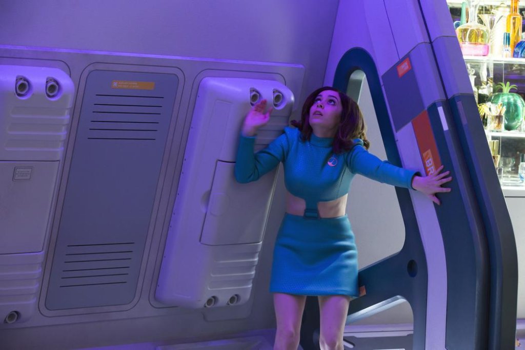 Епизод 1: USS Callister
Джеси Плимънс (Friday Night Lights, Breaking Bad) прави добра имитация на Капитан Кърк, но това е най-малкото тук. Хубаво е да започнете с този епизод, но не очаквайте просто поредния епизод за виртуалната