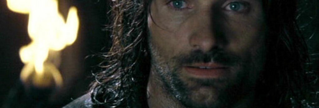Арагорн във "Властелинът на пръстените" (2001)

Едва ли има човек, който е гледал филмите от сагата "Властелинът на пръстените" и не е останал възхитен от ролята на Виго Мортенсен като Арагорн - "най-великият ловец и преследвач от тази ера". 

Малко хора обаче знаят, че преди Мортенсен да вдигне меча на Андурил, ролята на Арагорн е била предназначена за ирландеца Стюард Таунсенд ("Кралицата на прокълнатите", "Лигата на необикновените", "Глава в облаците" и др.). 

Таунсенд дори прекарва два месеца в подготовка за ролята. Един ден преди да започнат снимките за "Задругата на пръстена" обаче продуцентите го уволняват с мотива, че им се струва твърде млад за образа на Арагорн.