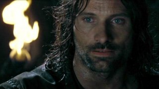 Арагорн във "Властелинът на пръстените" (2001)
Едва ли има човек, който е гледал филмите от сагата "Властелинът на пръстените" и не е останал възхитен от ролята на Виго Мортенсен като Арагорн - "най-великият ловец и преследвач от тази ера". 
Малко хора обаче знаят, че преди Мортенсен да вдигне меча на Андурил, ролята на Арагорн е била предназначена за ирландеца Стюард Таунсенд ("Кралицата на прокълнатите", "Лигата на необикновените", "Глава в облаците" и др.). 
Таунсенд дори прекарва два месеца в подготовка за ролята. Един ден преди да започнат снимките за "Задругата на пръстена" обаче продуцентите го уволняват с мотива, че им се струва твърде млад за образа на Арагорн.