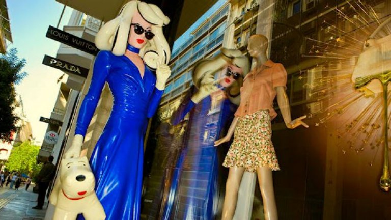 "Забелязала съм, че хората приемат виртуалното за по-добро, отколкото реалното. Затова аз давам живот на популярните митове и стремежи, като този да сме слаби, високи, лъскави и, разбира се, известни."