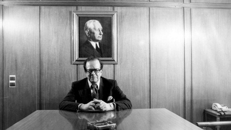 Фридрих Карл Флик под портрета на баща си. Старият Фридрих успява да стане два пъти най-богатият човек в Германия - по време на нацисткия режим и след него.