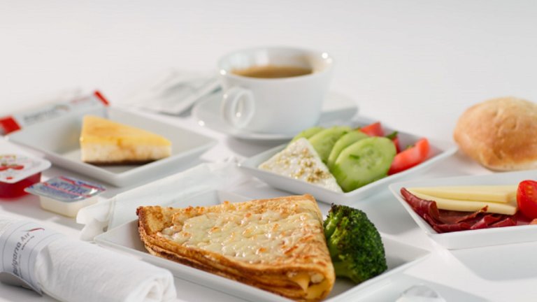 4-степенно меню в бизнес класа или топли сандвичи и напитки в икономична на борда на "България Еър" от 1 ноември
