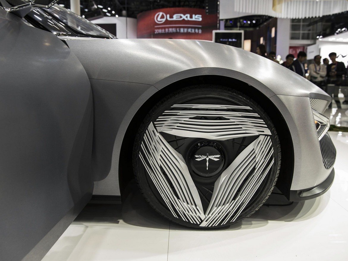 Qiantu показа прототипа K50 -  електрически спортен автомобил с две места, който може да претендира за първенство срещу новата Tesla Roadster. Акцентът в прототипа е върху смелия дизайн на предницата и гумите, които са снабдени с триъгълна система от футуристични "мускулни" влакна. 
