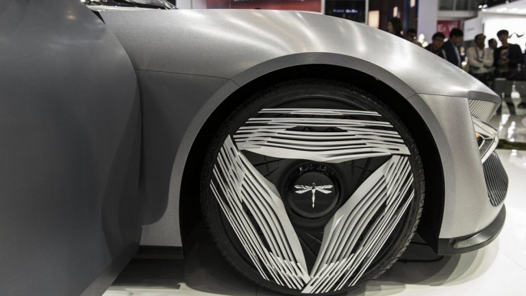 Qiantu показа прототипа K50 -  електрически спортен автомобил с две места, който може да претендира за първенство срещу новата Tesla Roadster. Акцентът в прототипа е върху смелия дизайн на предницата и гумите, които са снабдени с триъгълна система от футуристични "мускулни" влакна. 
