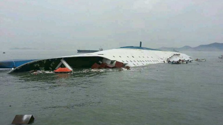 Ферибот с ученици потъна край Южна Корея