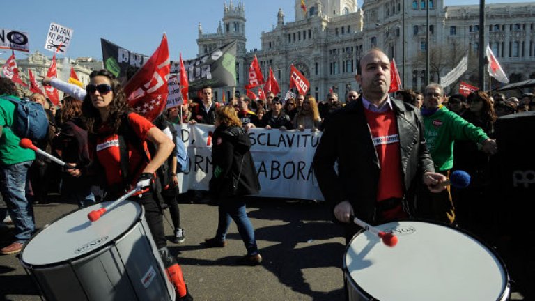 Испанците скандират „Полицаи убийци"