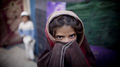 Нищетата в Афганистан принуждава много семейства да се обърнат към една позабравена практика