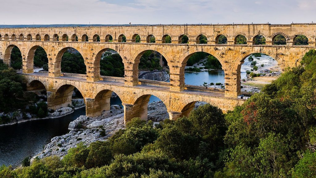 1920px-Pont_du_Gard_BLS