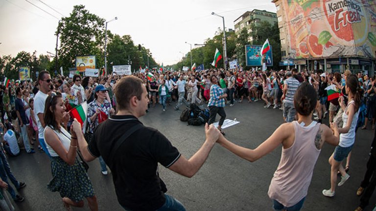 Демонстрантите танцуват хоро на Орлов мост
