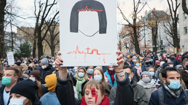 Хиляди излязоха на протести срещу забраната на абортите в Полша