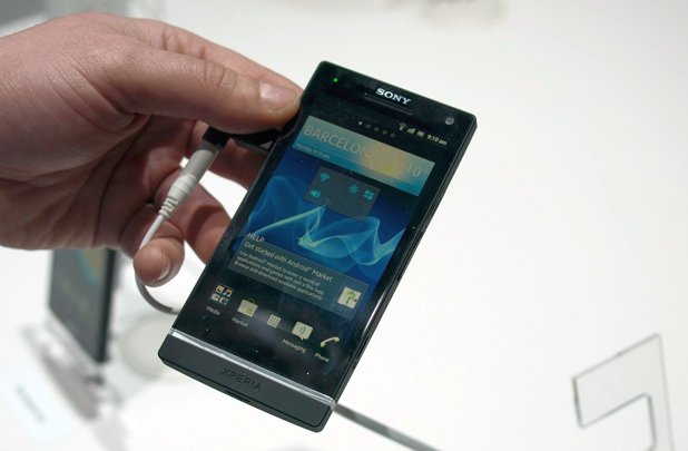 Xperia™ S - черната версия, красивите witgets на интерфейса Timescape.