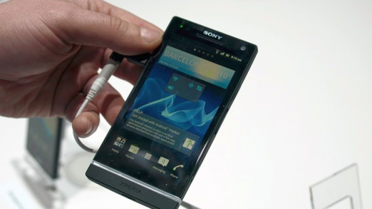 Xperia™ S - черната версия, красивите witgets на интерфейса Timescape.