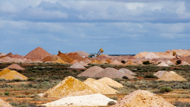 Столицата на опалите в Австралия, където хората живеят под земята