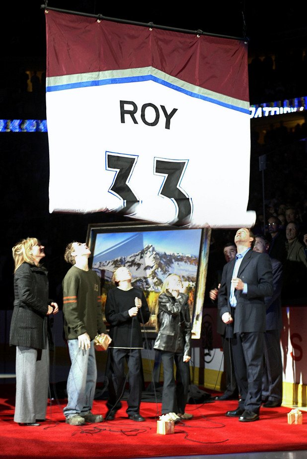 Вероятно най-добрият вратар в историята на НХЛ - Патрик Роа, е почетен с подобна церемония в залата на Колорадо, след като се отказа от хокея.