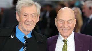 Патрик Стюарт и Иън Маккелън се запознават още през 70-те години зад кулисите на Кралския шекспиров театър в Стратфорд на Ейвън, в който по това време и двамата работят, но не и по общи продукции. Стюарт обаче е срамежлив и са му нужни дни, преди да отиде да се запозне с Маккелън, който вече е добил популярност.