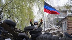 При изтеглянето на конвоя тежкотоварните машини са били охранявани от "опълченците" от Луганската народна република, твърди РИА Новости.
