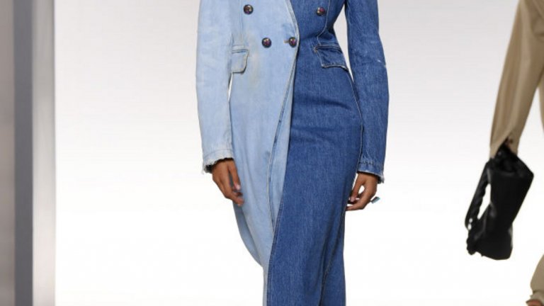 Избелял деним (Faded denim) 
Помните избелелите дънки, нали? Удобни и винаги лесни за съчетаване. Именно те вдъхновяват и един от цветовете тази пролет.
 
Mодел на Givenchy от колекцията пролет/лято 2020, представена на Парижката модна седмица през септември 2019 г.