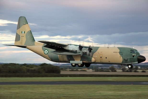 C-130H в Нигерия - 158 загинали

На 26 септември 1992-ра военно-транспортен самолет C-130H Hercules от състава на ВВС на Нигерия излита от столицата на страната Лагос за северния град Кадуна.

На борда на машината има шестима души екипаж и минимум 152 пасажера. Пътниците са офицери от нигерийската армия, които са били на курс в столицата.

Почти веднага след излитането спира един от четирите двигателя на самолета. Малко след това отказва и втори двигател.

Екипажът решава да приводни пълния с военни самолет в голям канал, но спирането и на трети двигател изпраща самолета в блато, където се разбива, неоставяйки оцелели.

При разследването е установено, че няма полетен манифест, което значи, че няма яснота за точния брой на пътниците по време на фаталния полет. Намерени са телата на 158 човека, но се смята, че на борда е имало повече хора.
