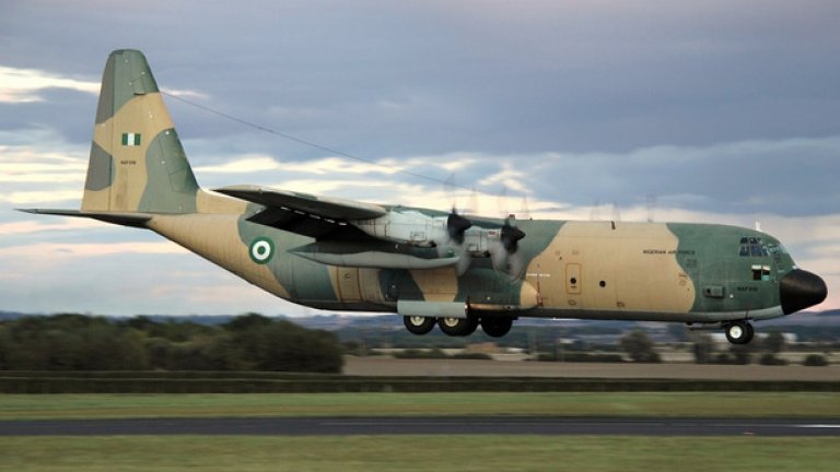 C-130H в Нигерия - 158 загинали

На 26 септември 1992-ра военно-транспортен самолет C-130H Hercules от състава на ВВС на Нигерия излита от столицата на страната Лагос за северния град Кадуна.

На борда на машината има шестима души екипаж и минимум 152 пасажера. Пътниците са офицери от нигерийската армия, които са били на курс в столицата.

Почти веднага след излитането спира един от четирите двигателя на самолета. Малко след това отказва и втори двигател.

Екипажът решава да приводни пълния с военни самолет в голям канал, но спирането и на трети двигател изпраща самолета в блато, където се разбива, неоставяйки оцелели.

При разследването е установено, че няма полетен манифест, което значи, че няма яснота за точния брой на пътниците по време на фаталния полет. Намерени са телата на 158 човека, но се смята, че на борда е имало повече хора.