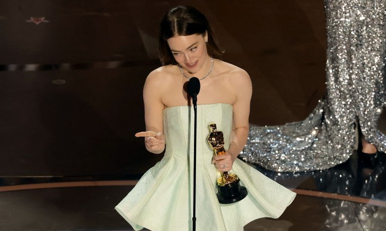 Втори "Оскар" за Ема Стоун, която се качи на сцената със скъсана рокля.