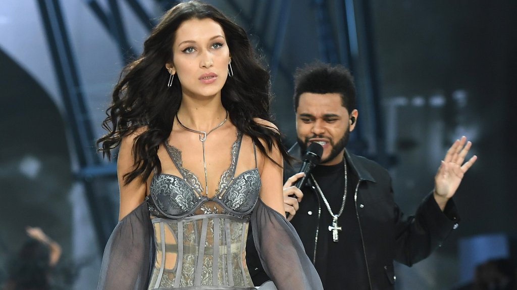 Бела Хадид и The Weekend
Victoria’s Secret обичат да събират звездни двойки на модния си подиум, но с Бела Хадид и The Weekend удариха на камък. Двете знаменитости бяха поканени да участват в шоуто и целенасочено трябваше да се появят в един и същ сегмент, но седмици преди снимките на ревюто двете звезди се разделиха. Така че вместо романтично, събирането им в шоуто бе доста неловко.