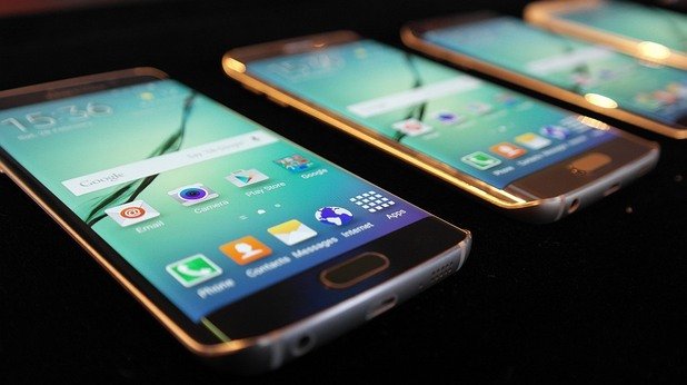 Телефоните ще са на пазара от 10 април. 32 GB-ият S6 ще струва 699 евро, а Galaxy Edge - 849 евро