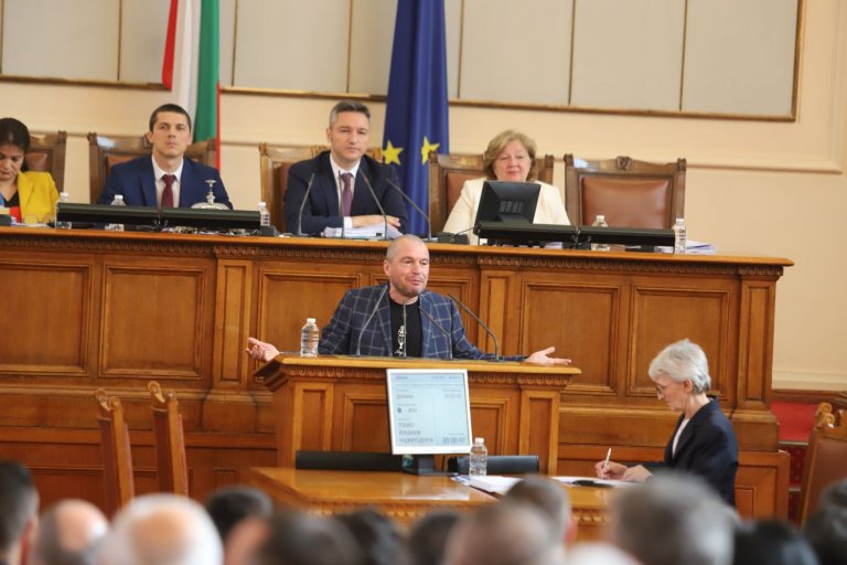 "Има такъв народ" поискаха оставката на Минчев, дебатите за която се превърнаха в спор между управляващи и опозиция по всякакви други теми.