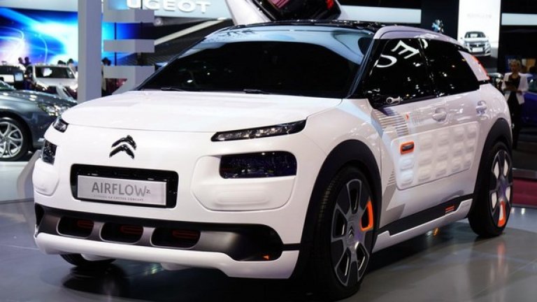 Citroen Cactus Airflow 2L
Френските производители много искат да покажат в Париж нещо необичайно, различно и изобщо, нещо, което не се вписва в никакви рамки. Затова и странният на вид Cactus се вписва идеално в рецептата, а серийният събрат на концепта – С4 Cactus вече се предлага на европейските пазари, включително и в България.
При Cactus Airflow 2L акцентът е върху активната аеродинамика и задвижването. Най-важните новини не се виждат с просто око – хибридно задвижване със система за възвръщане на енергията. Така с използването на хибридното задвижване средният разход на автомобила слиза под 2 литра на 100 км – отличен резултат за индустрията, където 3 литра на 100 км се считат за върховно постижение.