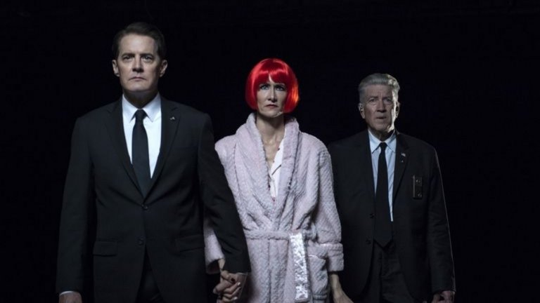 Туин Пийкс / Twin Peaks 3
IMDb рейтинг: 8,6
Красивото умопомрачаващо завръщане на Марк Фрост и Дейвид Линч не може да се сравнява с нито един от останалите сериали на годината. Мъчителното и странно завръщане на агент Дейл Купър към реалността се случва под формата на филмов разказ, разделен в 18 епизода. Третата част на култовия сериал от 90-те, напоена с езотеричен абсурдизъм, ще преобърне всичките ви представи за героите от "Туин Пийкс".