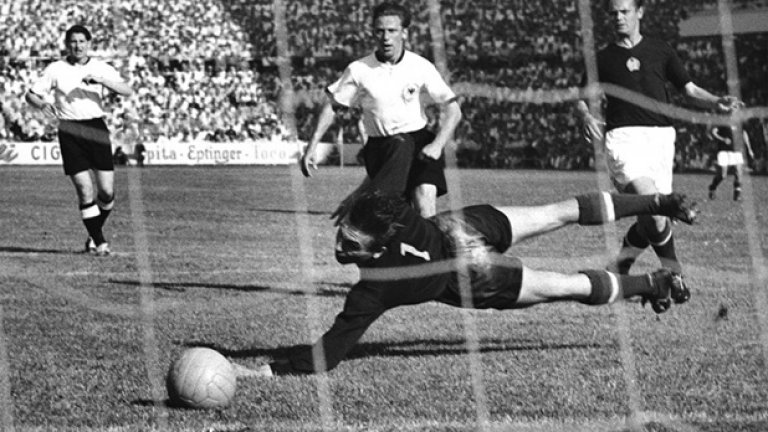 8. Швейцария, 1954
За първи път първенството преминава във фаза на 
елиминации след групите. Унгария е феноменална с 
Ференц Пушкаш и Шандор Кочиш в състава си, но на 
финала губи от Западна Германия, а той остава в 
историята като Чудото от Берн. Шампионатът в 
Швейцария държи рекорда за най-много голове със 
средно 5.38 попадения на мач.