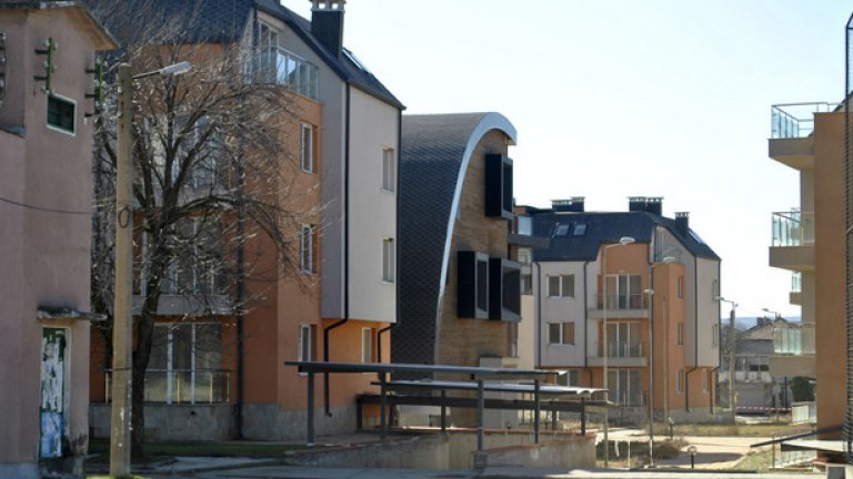 Още по-пресни рани от недомислицата АЕЦ "Белене" - сгради на няколко години за работещите по централата - с подземни паркинги и детски кът. Никой не е живял тук и никога няма да живее. Пита се кой и къде е инвеститорът?