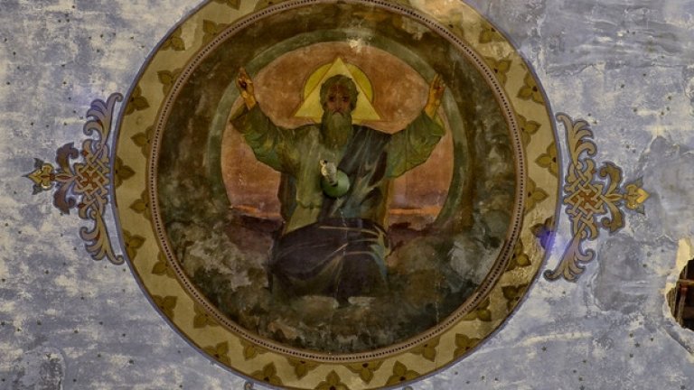 Някога под това изображение е висял богато украсен полилей, за чиято съдба днес не се знае нищо