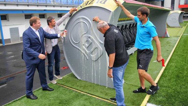 Треньорът на Виктория Пилзен ще дава наставления от гигантски бирен кен