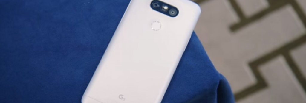 4. LG G5
 Първият телефон с две вградени камери, които се използват в зависимост от фокусното разстояние. Може да се каже, че това е нов фронт на войната за потребители. Или поне продуктът на една брилянта концепция, така де, нали камерите на смартфоните стават все по-професионални. 
  Моделът позволява индивидуално модулиране, така че сами да подобрите качеството на снимките, които правите с него. 
 На практика обаче нещата не са толкова розови. Решението на LG за втори широкоъгълен обектив по-скоро се оказа трик, а основната 16-мегапикселовата камера с f/1.8 бленда просто не може да се конкурира с пазарните лидери. 

 Цена: 650 долара