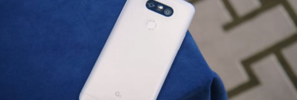 4. LG G5
 Първият телефон с две вградени камери, които се използват в зависимост от фокусното разстояние. Може да се каже, че това е нов фронт на войната за потребители. Или поне продуктът на една брилянта концепция, така де, нали камерите на смартфоните стават все по-професионални. 
  Моделът позволява индивидуално модулиране, така че сами да подобрите качеството на снимките, които правите с него. 
 На практика обаче нещата не са толкова розови. Решението на LG за втори широкоъгълен обектив по-скоро се оказа трик, а основната 16-мегапикселовата камера с f/1.8 бленда просто не може да се конкурира с пазарните лидери. 
 Цена: 650 долара