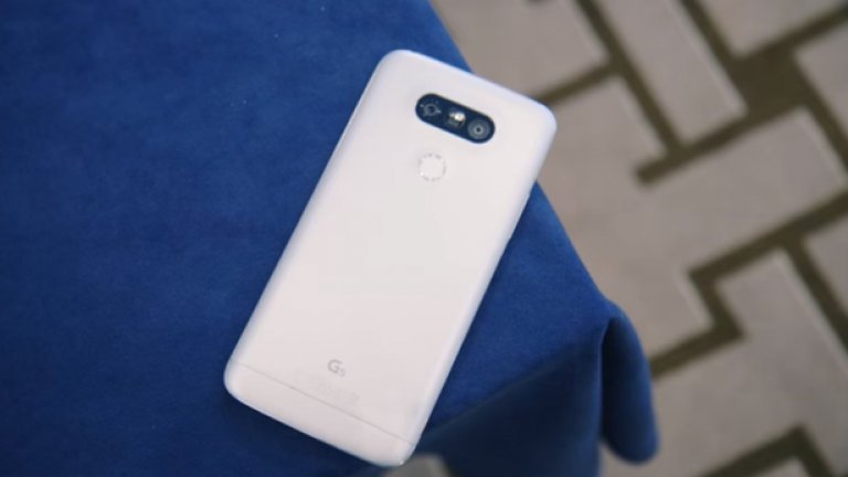 4. LG G5
 Първият телефон с две вградени камери, които се използват в зависимост от фокусното разстояние. Може да се каже, че това е нов фронт на войната за потребители. Или поне продуктът на една брилянта концепция, така де, нали камерите на смартфоните стават все по-професионални. 
  Моделът позволява индивидуално модулиране, така че сами да подобрите качеството на снимките, които правите с него. 
 На практика обаче нещата не са толкова розови. Решението на LG за втори широкоъгълен обектив по-скоро се оказа трик, а основната 16-мегапикселовата камера с f/1.8 бленда просто не може да се конкурира с пазарните лидери. 
 Цена: 650 долара